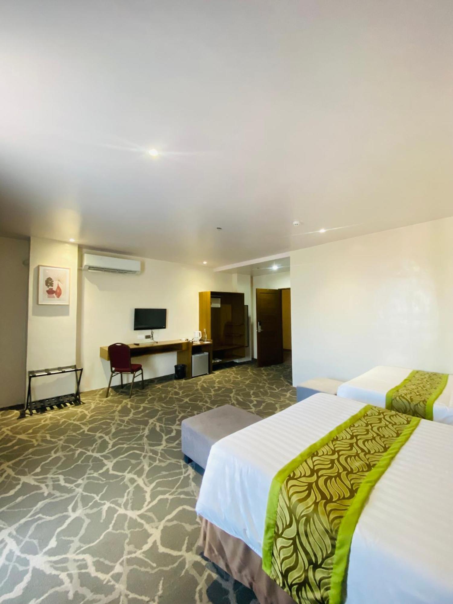 Maxi Hotel And Event Center Città di Tagbilaran Esterno foto