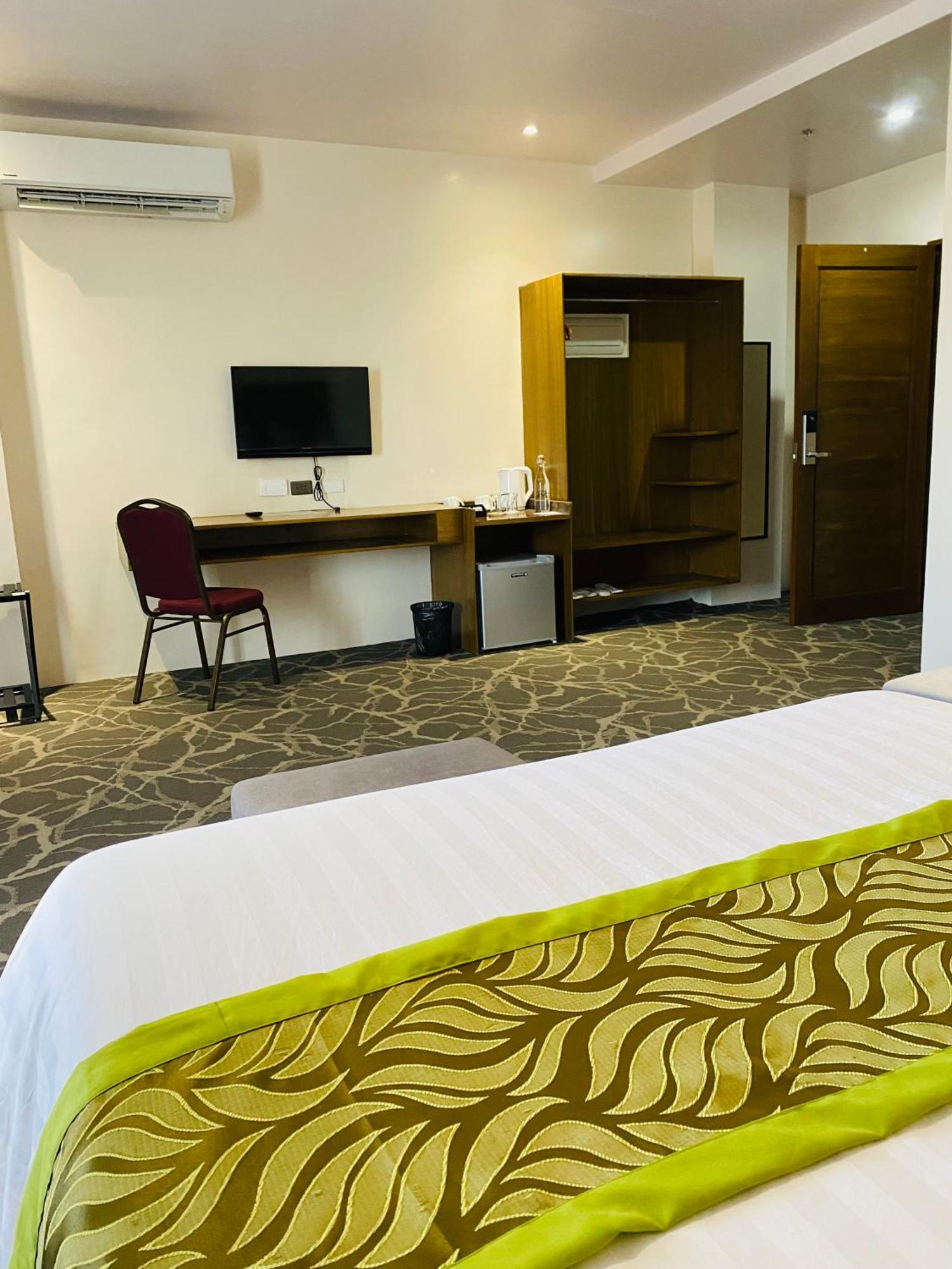 Maxi Hotel And Event Center Città di Tagbilaran Esterno foto