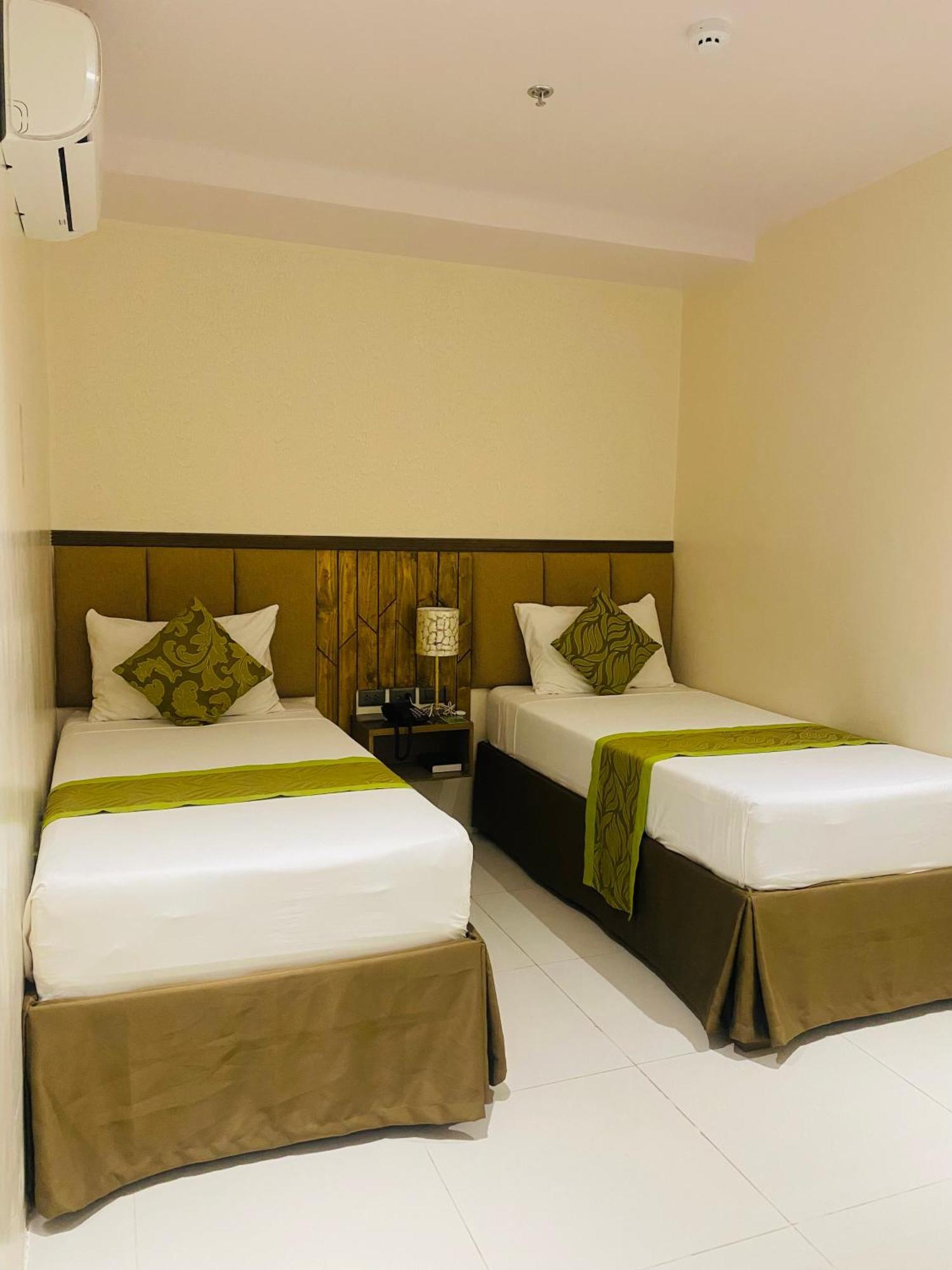 Maxi Hotel And Event Center Città di Tagbilaran Esterno foto